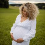 Babybauch/Pregnant/Schwangerschaft Fotoshooting in der Natur - by Lichtgrün - Design & Photo, Linda Mayr - Mondsee